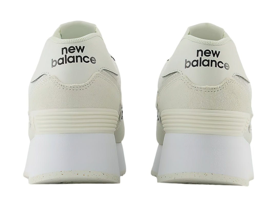 Tenis New Balance WL 574 en color Sea Salt con suela de plataforma blanca y detalles en gamuza.