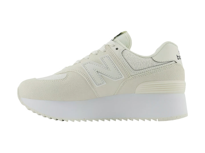 Tenis New Balance WL 574 en color Sea Salt con suela de plataforma blanca y detalles en gamuza.