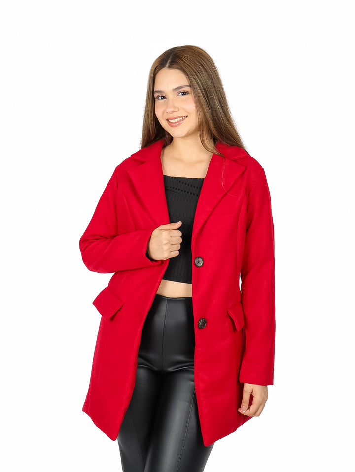Mujer vistiendo un abrigo rojo de dos botones con bolsillos laterales y solapas, sobre fondo blanco.