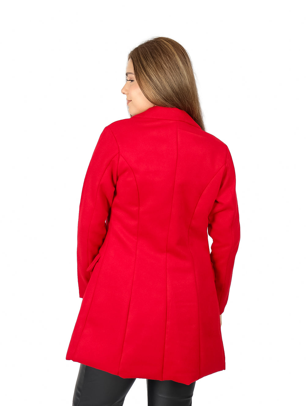 Mujer vistiendo un abrigo rojo de dos botones con bolsillos laterales y solapas, sobre fondo blanco.