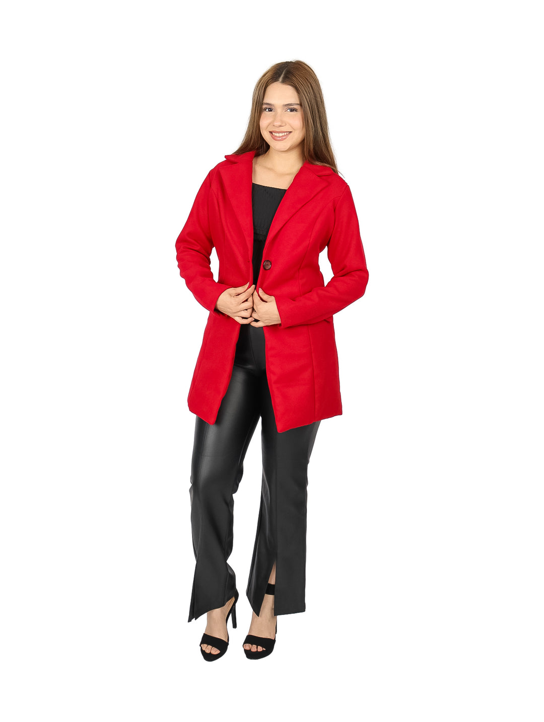 Mujer vistiendo un abrigo rojo de dos botones con bolsillos laterales y solapas, sobre fondo blanco.