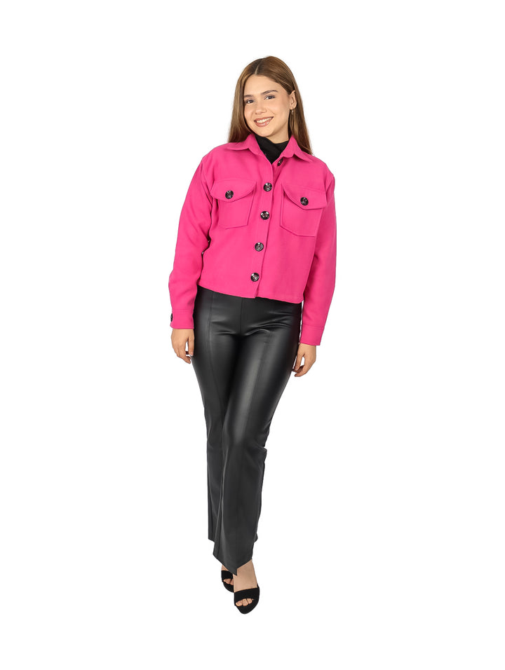 Mujer vistiendo chaqueta corta color fucsia con botones y bolsillos frontales.