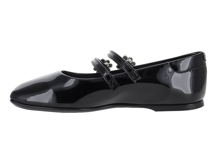 Zapato plano negro de charol para niña con dos correas decoradas con hebillas de pedrería blanca.