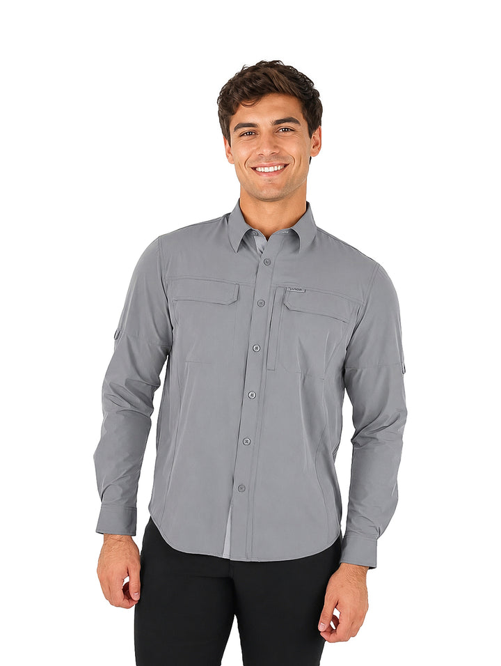 Hombre vistiendo una camisa de manga larga color gris oxford con bolsillos frontales y cuello.