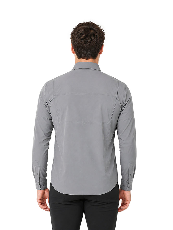 Hombre vistiendo una camisa de manga larga color gris oxford con bolsillos frontales y cuello.