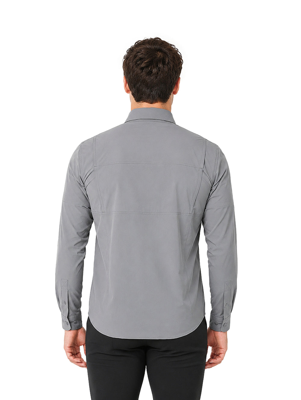 Hombre vistiendo una camisa de manga larga color gris oxford con bolsillos frontales y cuello.