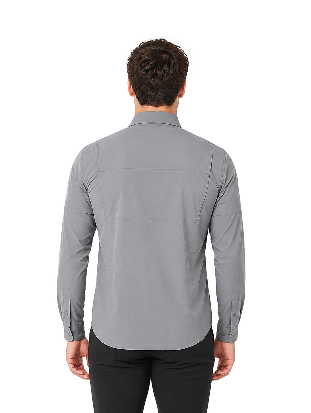 Hombre vistiendo una camisa de manga larga color gris oxford con bolsillos frontales y cuello.