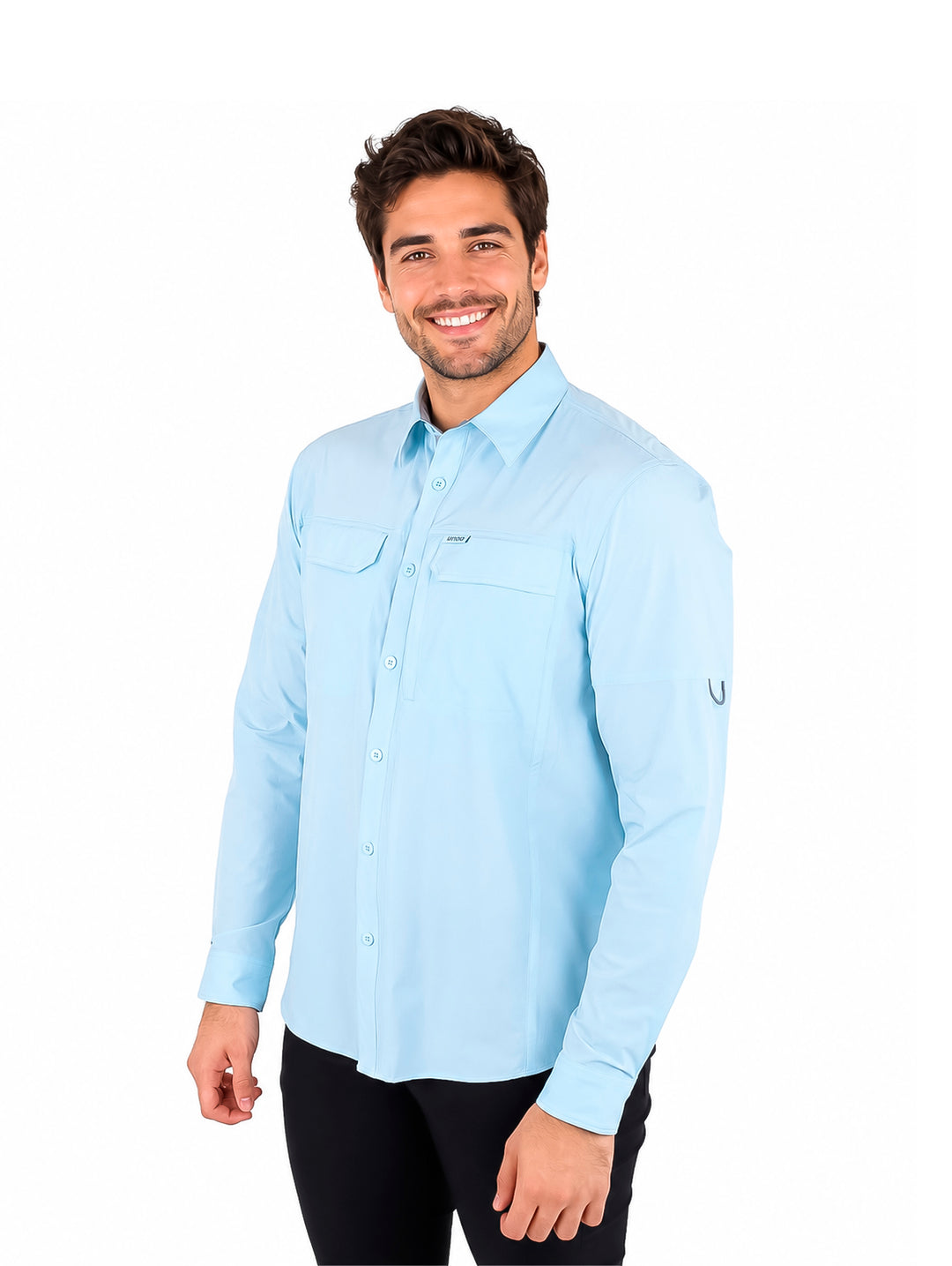 Hombre vistiendo una camisa de manga larga color azul claro con tecnolog�a outdoor y cuello.
