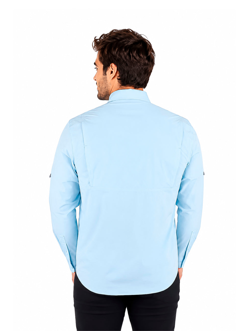 Hombre vistiendo una camisa de manga larga color azul claro con tecnolog�a outdoor y cuello.