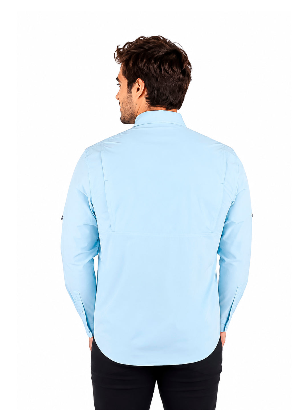 Hombre vistiendo una camisa de manga larga color azul claro con tecnolog�a outdoor y cuello.