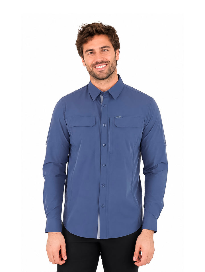 Hombre vistiendo camisa UNGA de manga larga en color azul nocturno con tecnolog�a outdoor y bolsillos frontales.