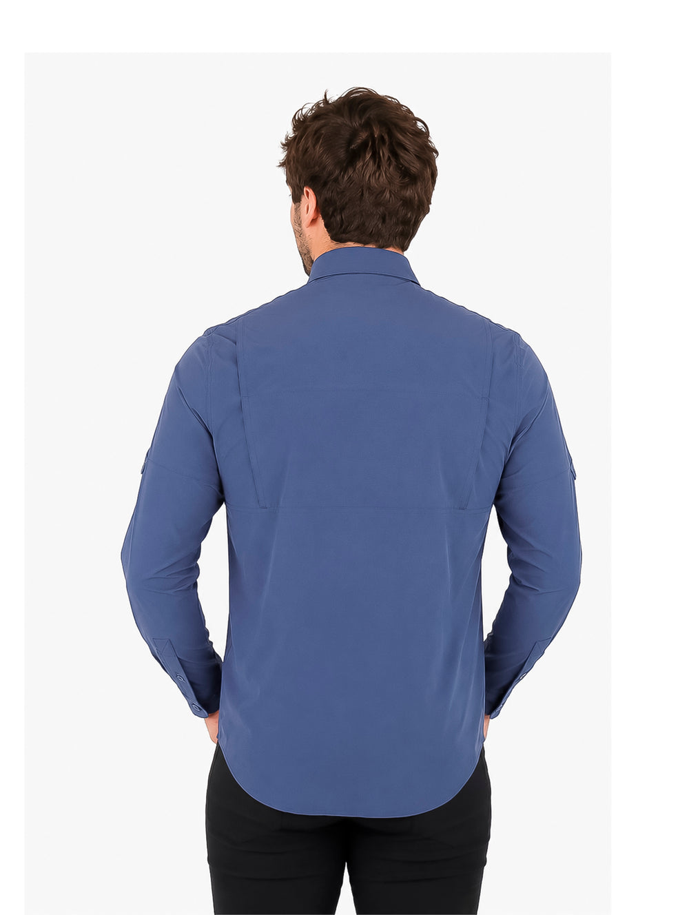 Hombre vistiendo camisa UNGA de manga larga en color azul nocturno con tecnolog�a outdoor y bolsillos frontales.