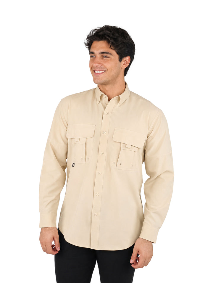 Hombre vistiendo camisa UNGA color fossil de manga larga con dos bolsillos frontales y tecnología outdoor.