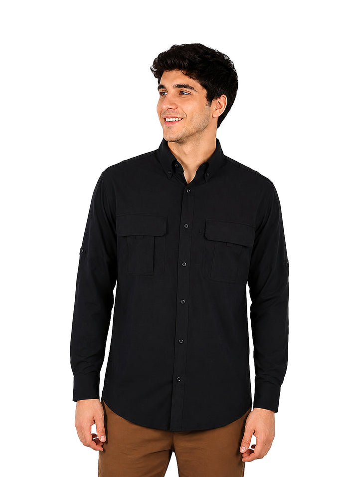 Hombre vistiendo una camisa negra de manga larga con tecnolog�a outdoor y pantalones color caf�.