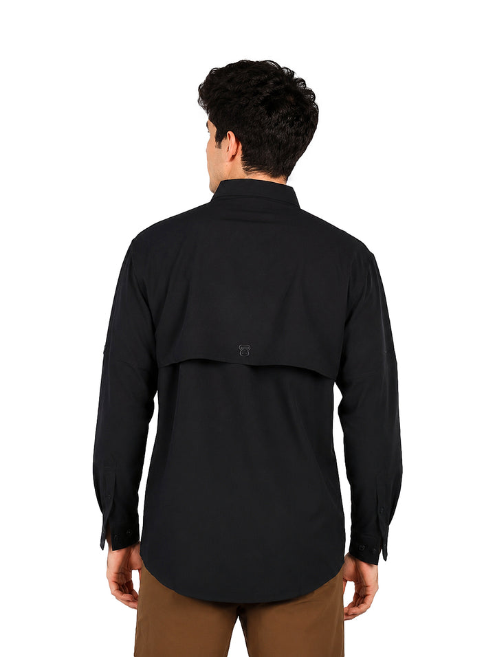 Hombre vistiendo una camisa negra de manga larga con tecnolog�a outdoor y pantalones color caf�.