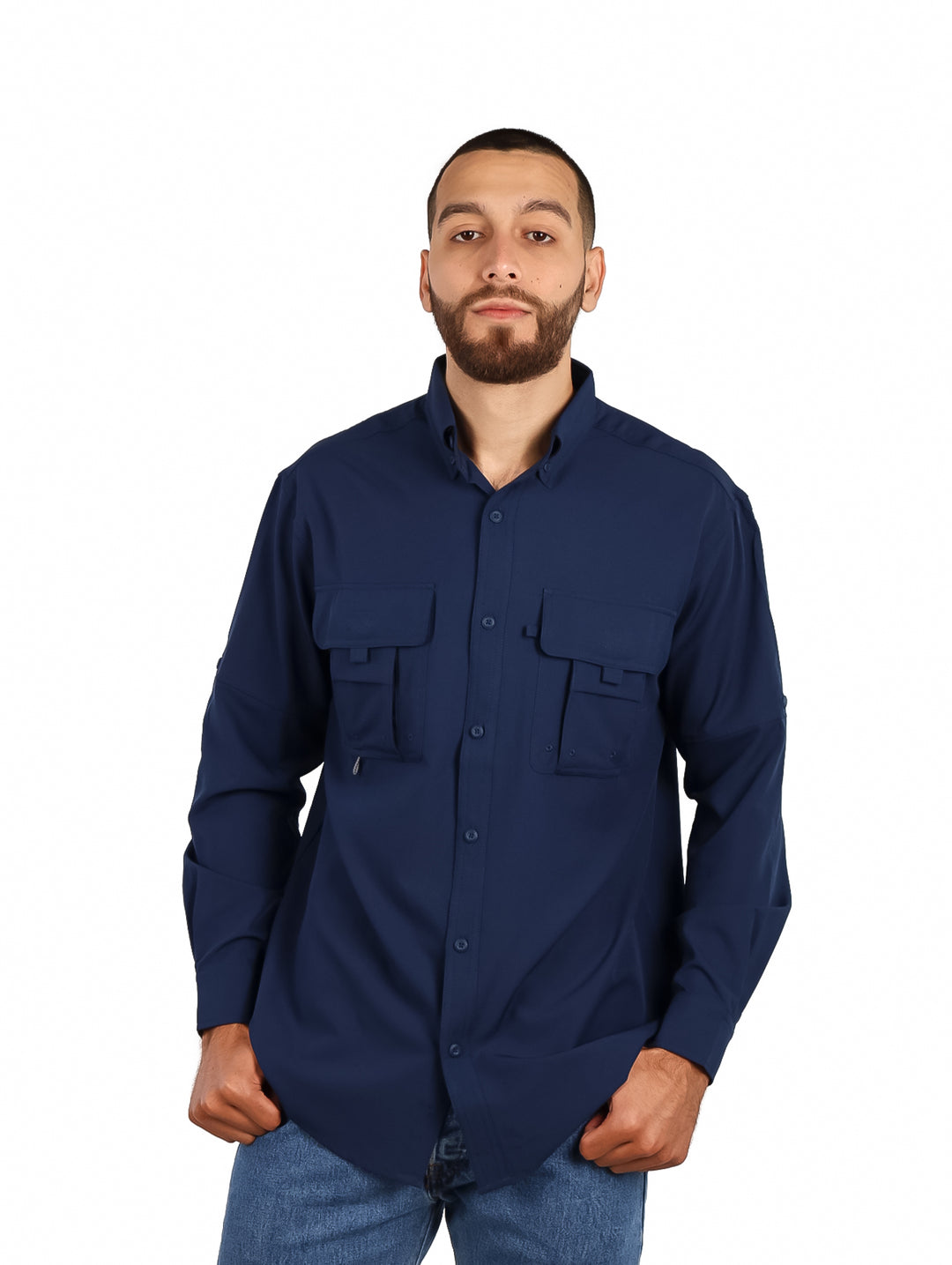 Hombre vistiendo camisa azul nocturno de manga larga con dos bolsillos frontales y tecnolog�a outdoor.