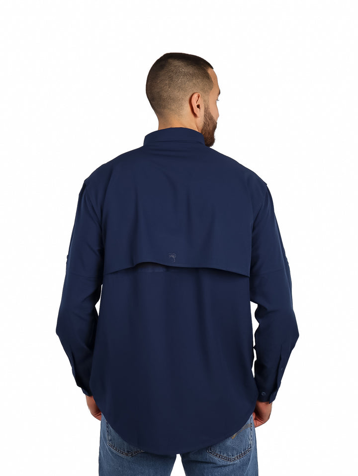 Hombre vistiendo camisa azul nocturno de manga larga con dos bolsillos frontales y tecnolog�a outdoor.