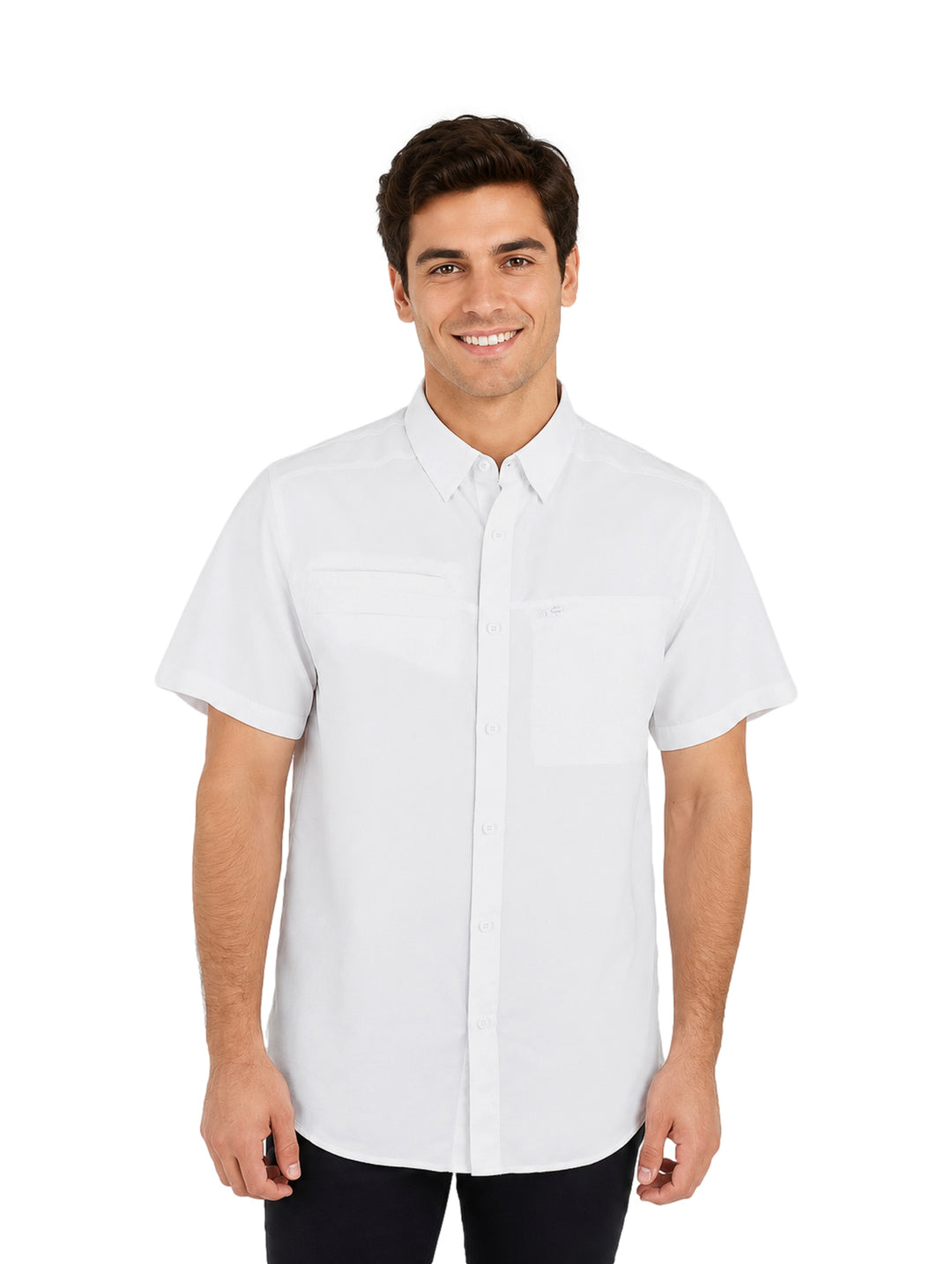 Hombre vistiendo una camisa blanca de manga corta con cuello y bolsillos frontales sobre fondo blanco.