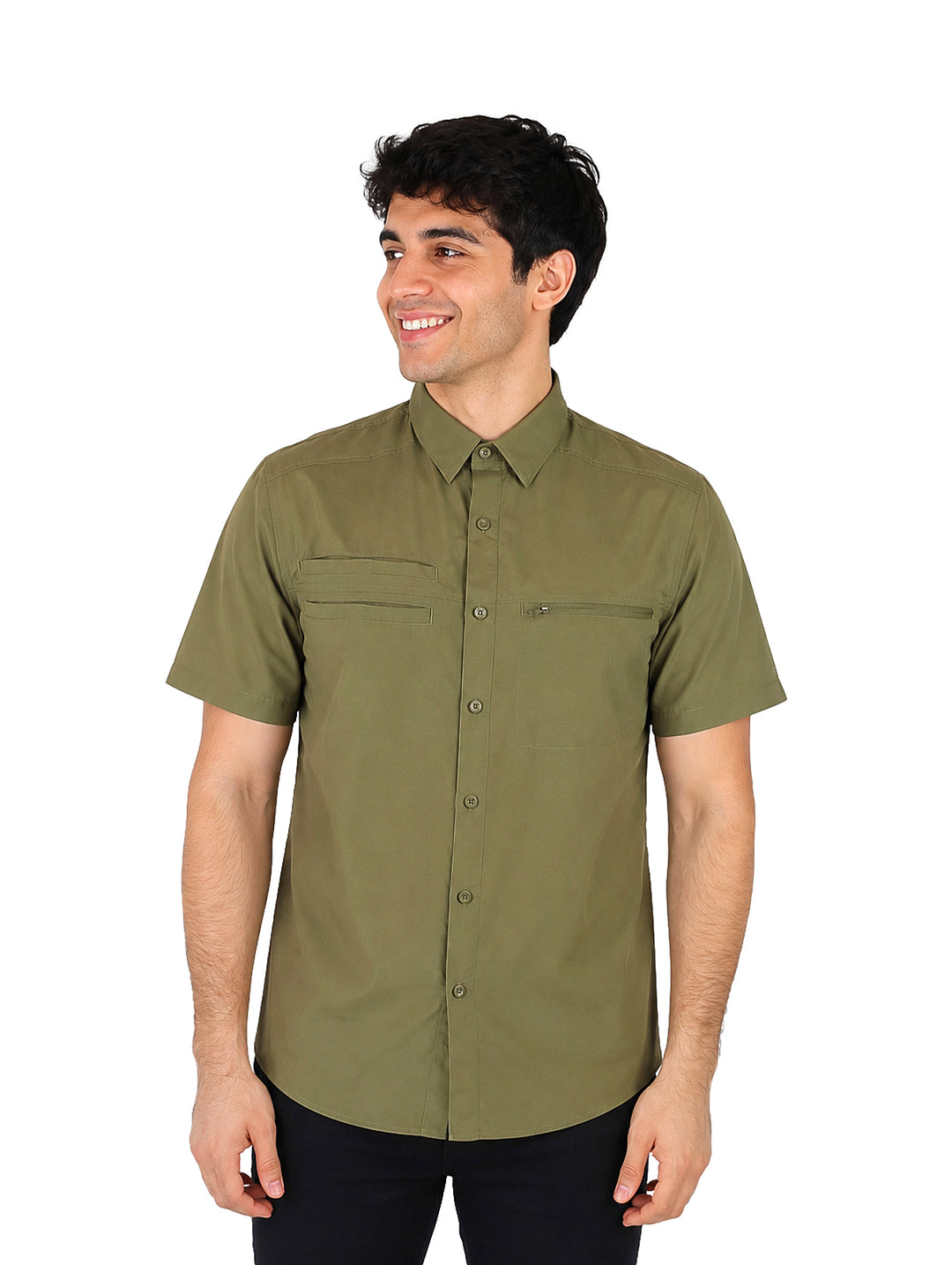 Hombre vistiendo una camisa de manga corta color verde militar con cuello y bolsillos frontales.