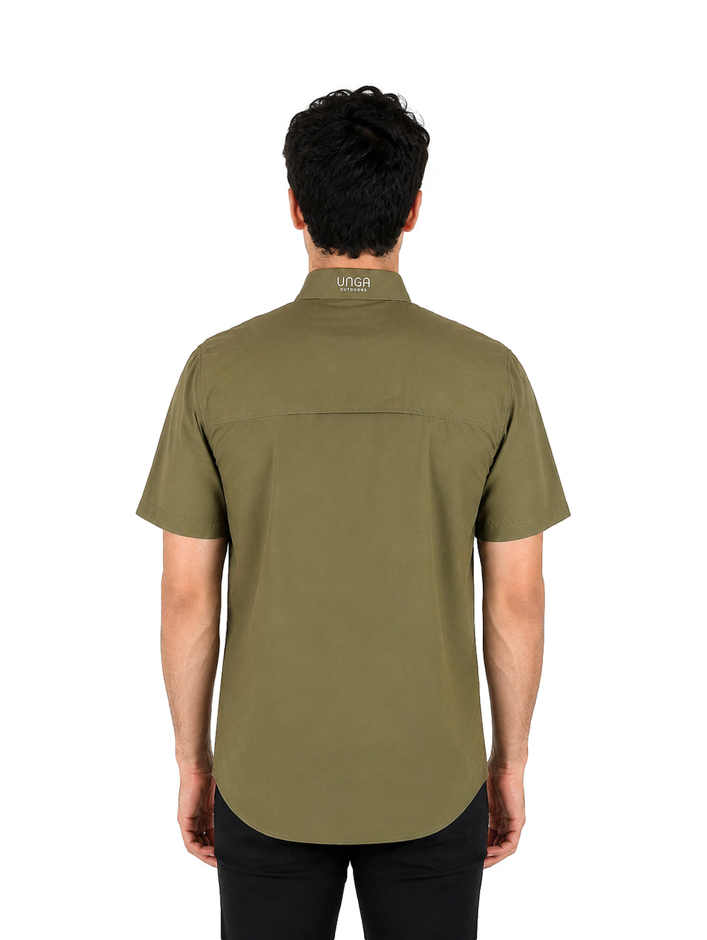 Hombre vistiendo una camisa de manga corta color verde militar con cuello y bolsillos frontales.