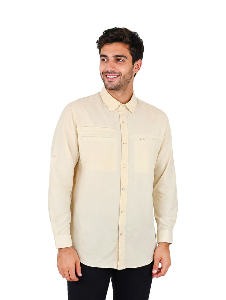 Hombre vistiendo una camisa de manga larga color beige con cuello y botones frontales.
