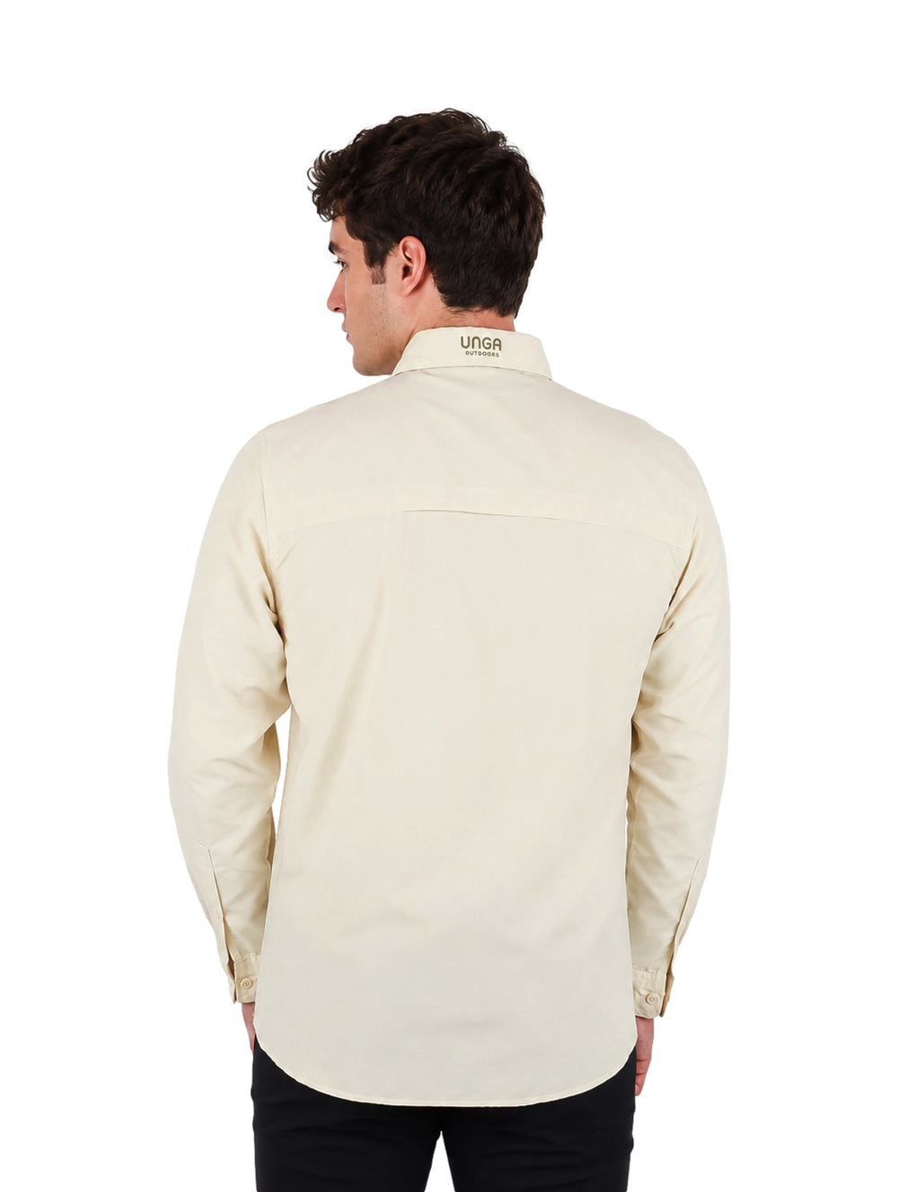Hombre vistiendo una camisa de manga larga color beige con cuello y botones frontales.