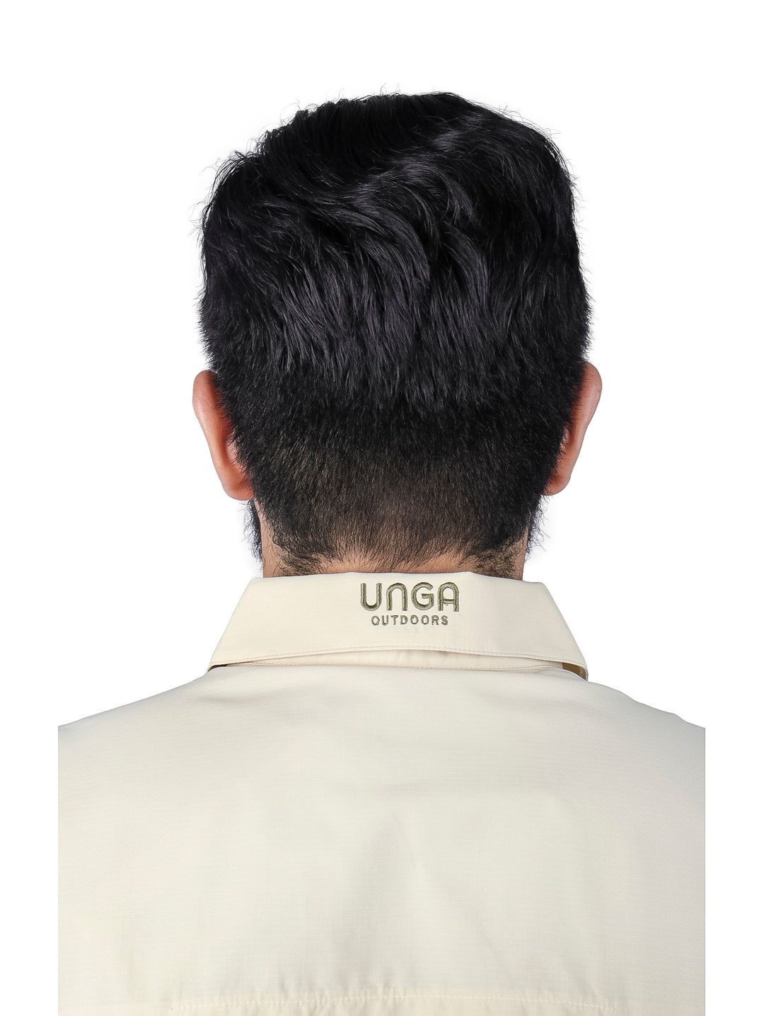 Hombre vistiendo una camisa de manga larga color beige con cuello y botones frontales.