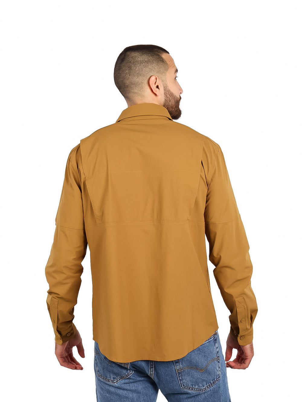Hombre vistiendo camisa UNGA color delta con tecnolog�a outdoor, manga larga y bolsillos frontales.