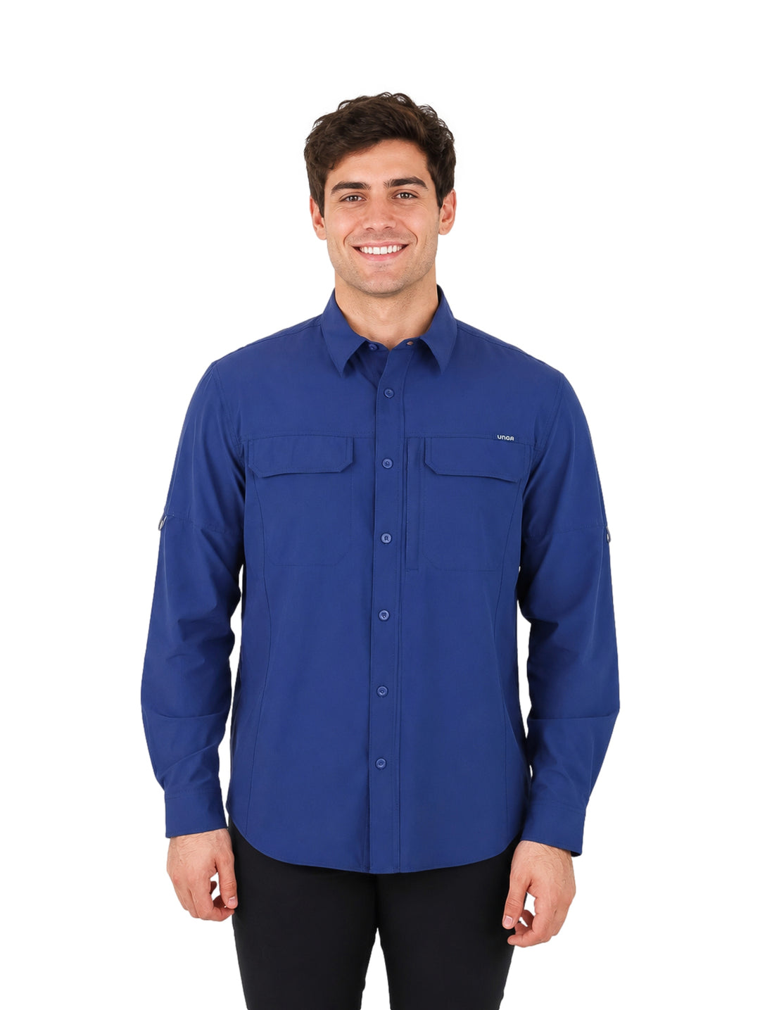 Hombre vistiendo camisa de manga larga color azul nocturno con bolsillos frontales y tecnolog�a outdoor.