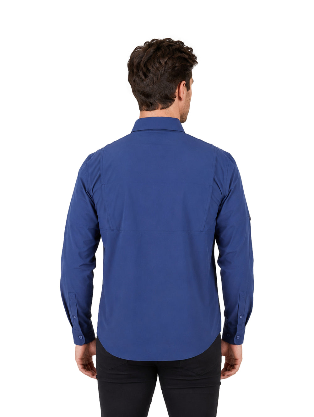 Hombre vistiendo camisa de manga larga color azul nocturno con bolsillos frontales y tecnolog�a outdoor.