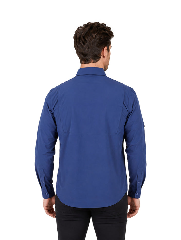 Hombre vistiendo camisa de manga larga color azul nocturno con bolsillos frontales y tecnolog�a outdoor.