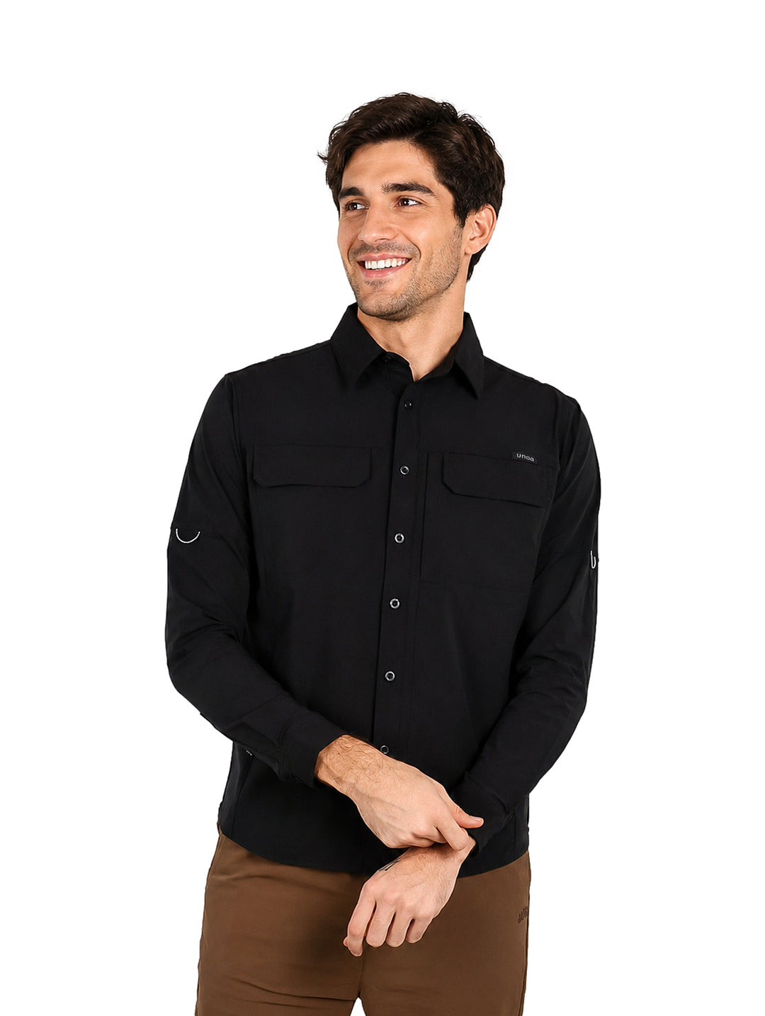 Hombre vistiendo camisa negra de manga larga con tecnolog�a outdoor y bolsillos frontales.