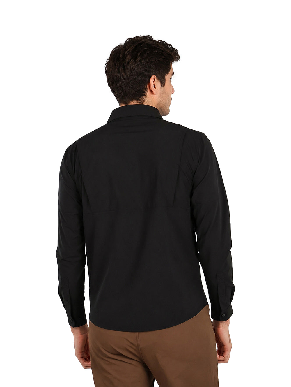 Hombre vistiendo camisa negra de manga larga con tecnolog�a outdoor y bolsillos frontales.