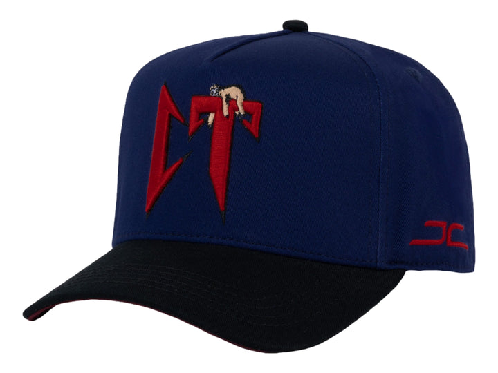 Gorra snapback azul marino con visera negra y logotipo bordado en rojo.