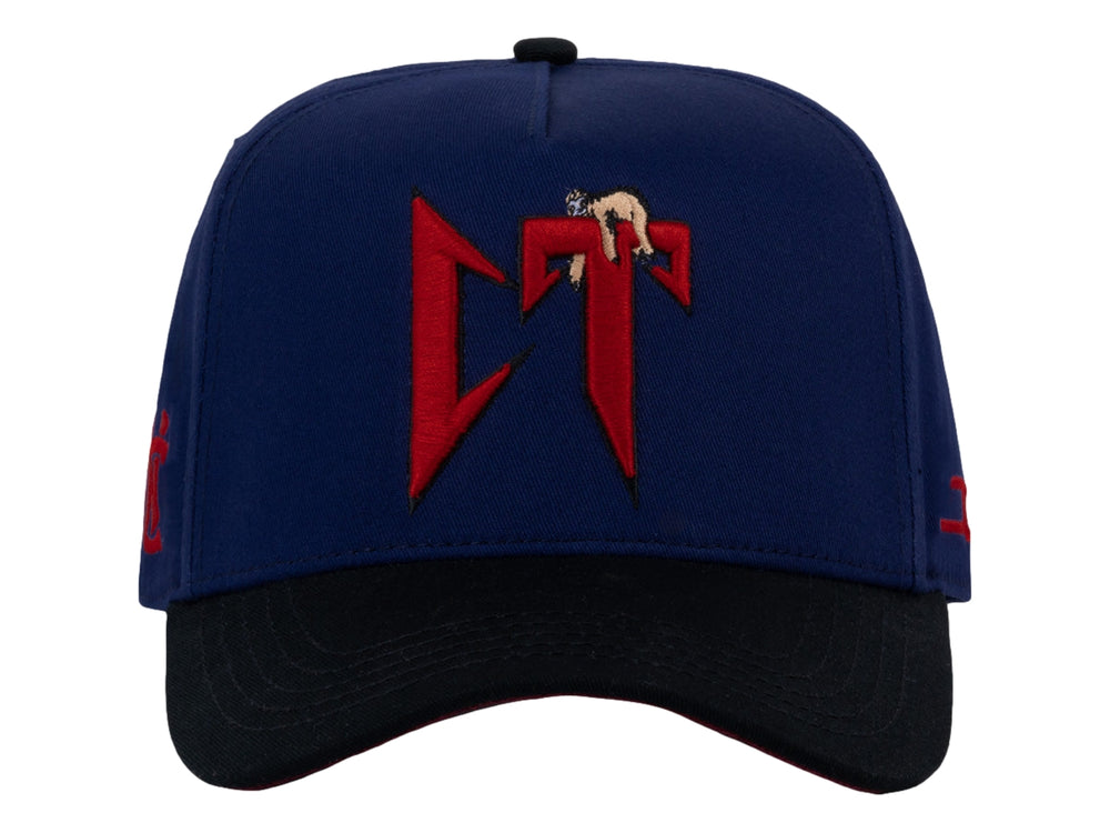 Gorra snapback azul marino con visera negra y logotipo bordado en rojo.