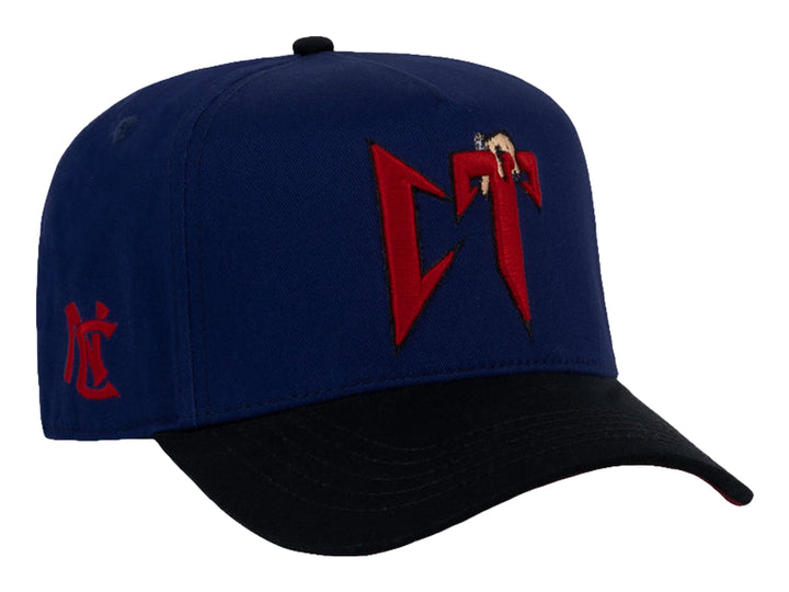 Gorra snapback azul marino con visera negra y logotipo bordado en rojo.