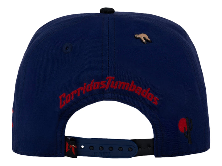 Gorra snapback azul marino con visera negra y logotipo bordado en rojo.