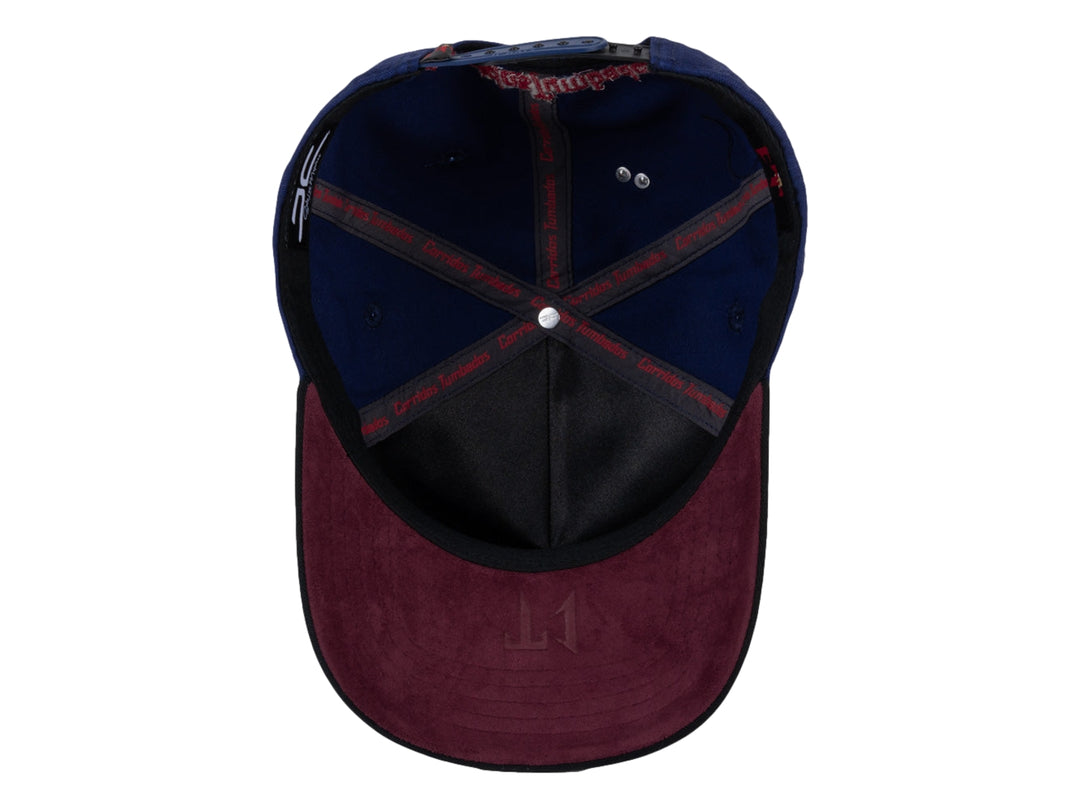 Gorra snapback azul marino con visera negra y logotipo bordado en rojo.