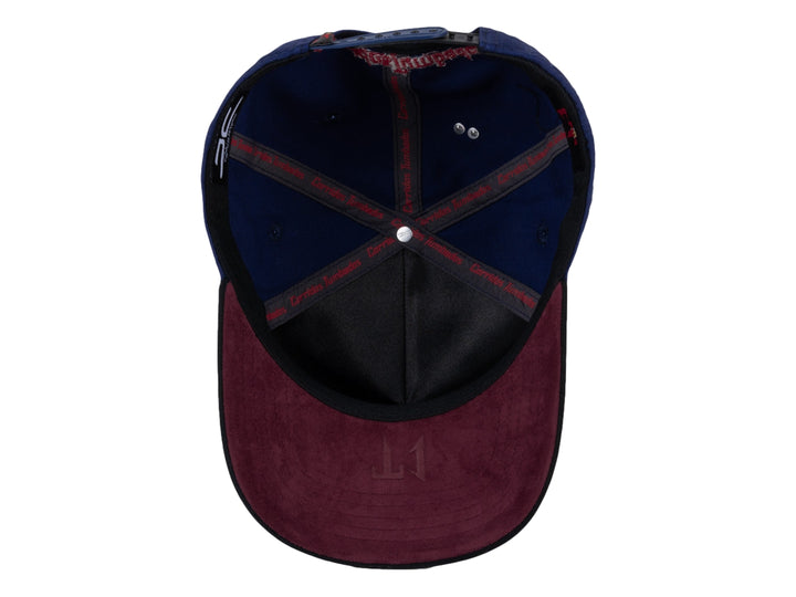 Gorra snapback azul marino con visera negra y logotipo bordado en rojo.