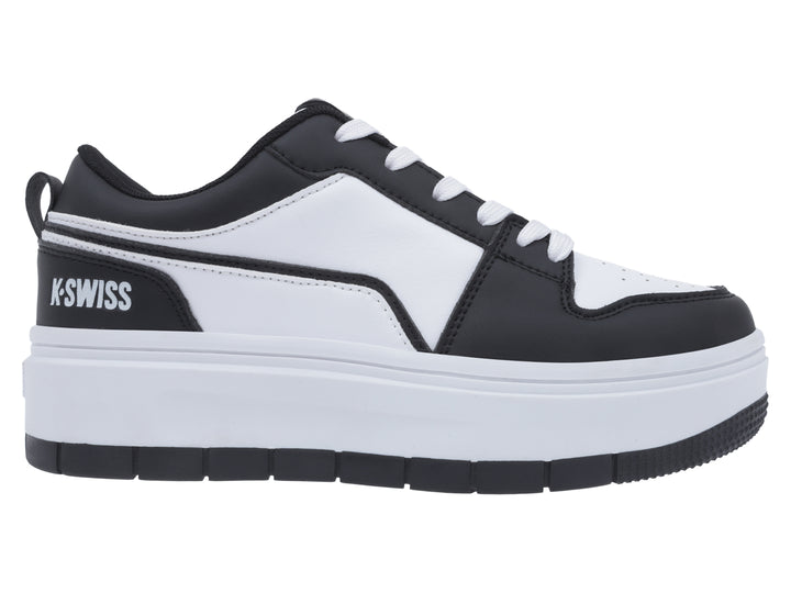 Tenis K-Swiss de plataforma en colores blanco y negro con suela ancha y cordones blancos.