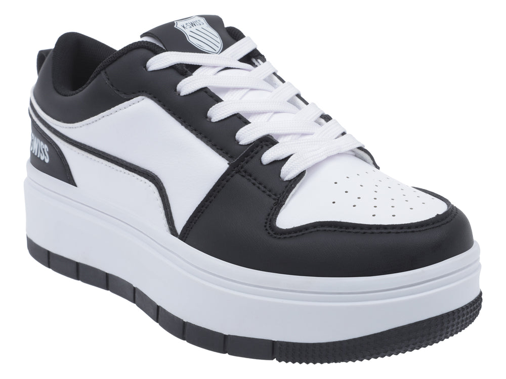Tenis K-Swiss de plataforma en colores blanco y negro con suela ancha y cordones blancos.