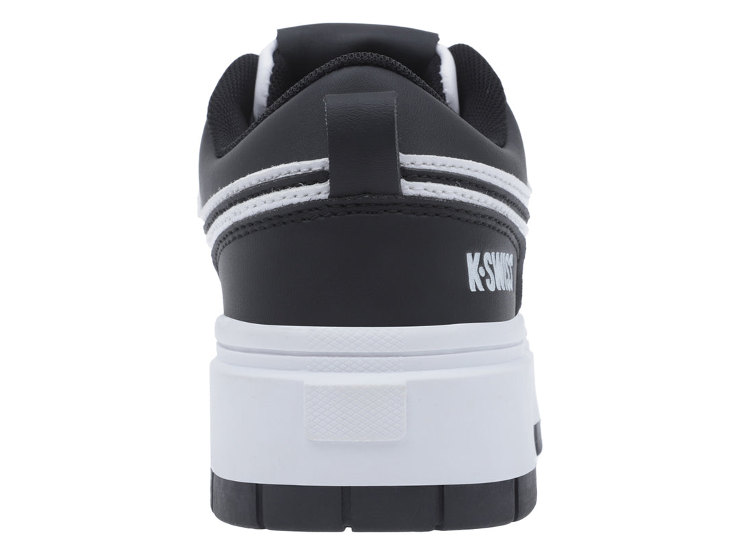 Tenis K-Swiss de plataforma en colores blanco y negro con suela ancha y cordones blancos.