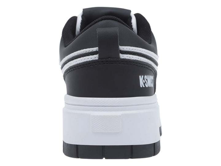Tenis K-Swiss de plataforma en colores blanco y negro con suela ancha y cordones blancos.