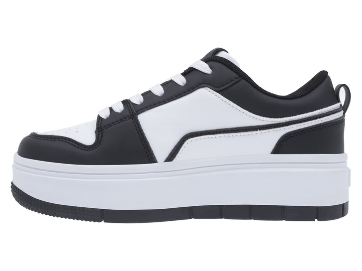 Tenis K-Swiss de plataforma en colores blanco y negro con suela ancha y cordones blancos.
