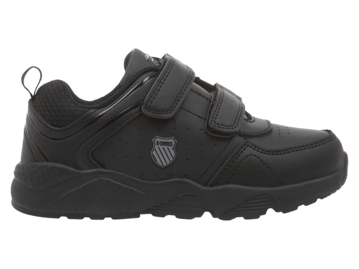 Tenis deportivos K-Swiss color negro monocromo con cierre de velcro.