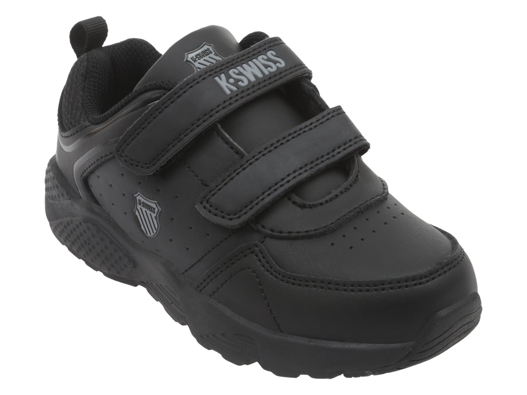 Tenis deportivos K-Swiss color negro monocromo con cierre de velcro.