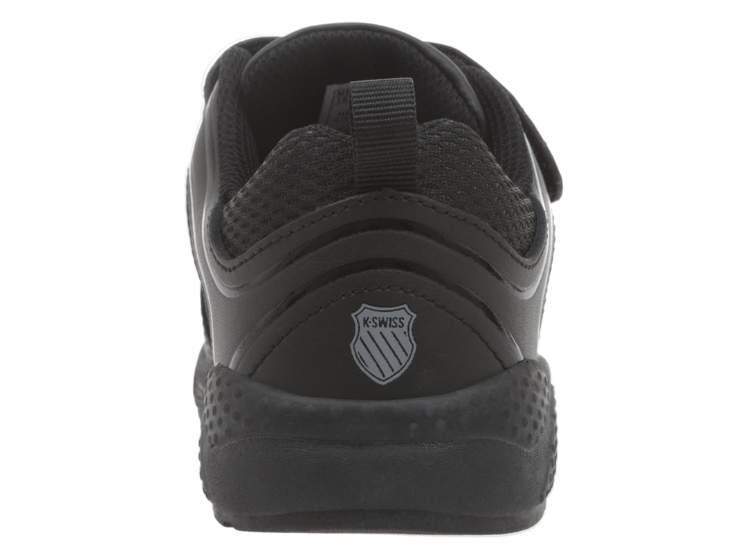 Tenis deportivos K-Swiss color negro monocromo con cierre de velcro.