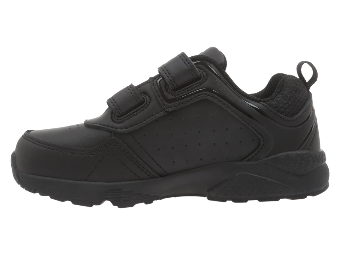 Tenis deportivos K-Swiss color negro monocromo con cierre de velcro.