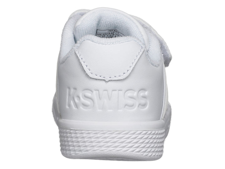 Tenis blancos K-SWISS para niños con cierre de velcro y suela blanca.
