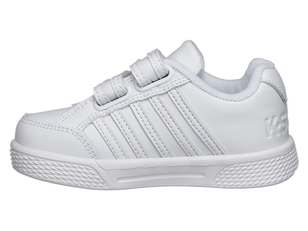 Tenis blancos K-SWISS para niños con cierre de velcro y suela blanca.